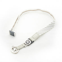 Laden Sie das Bild in den Galerie-Viewer, Bentley 2 in 1 Schlüsselanhänger in 3 Farben erhältlich (weiß/rot/blau)