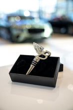 Laden Sie das Bild in den Galerie-Viewer, Bentley Flying "B" Flaschenverschluss